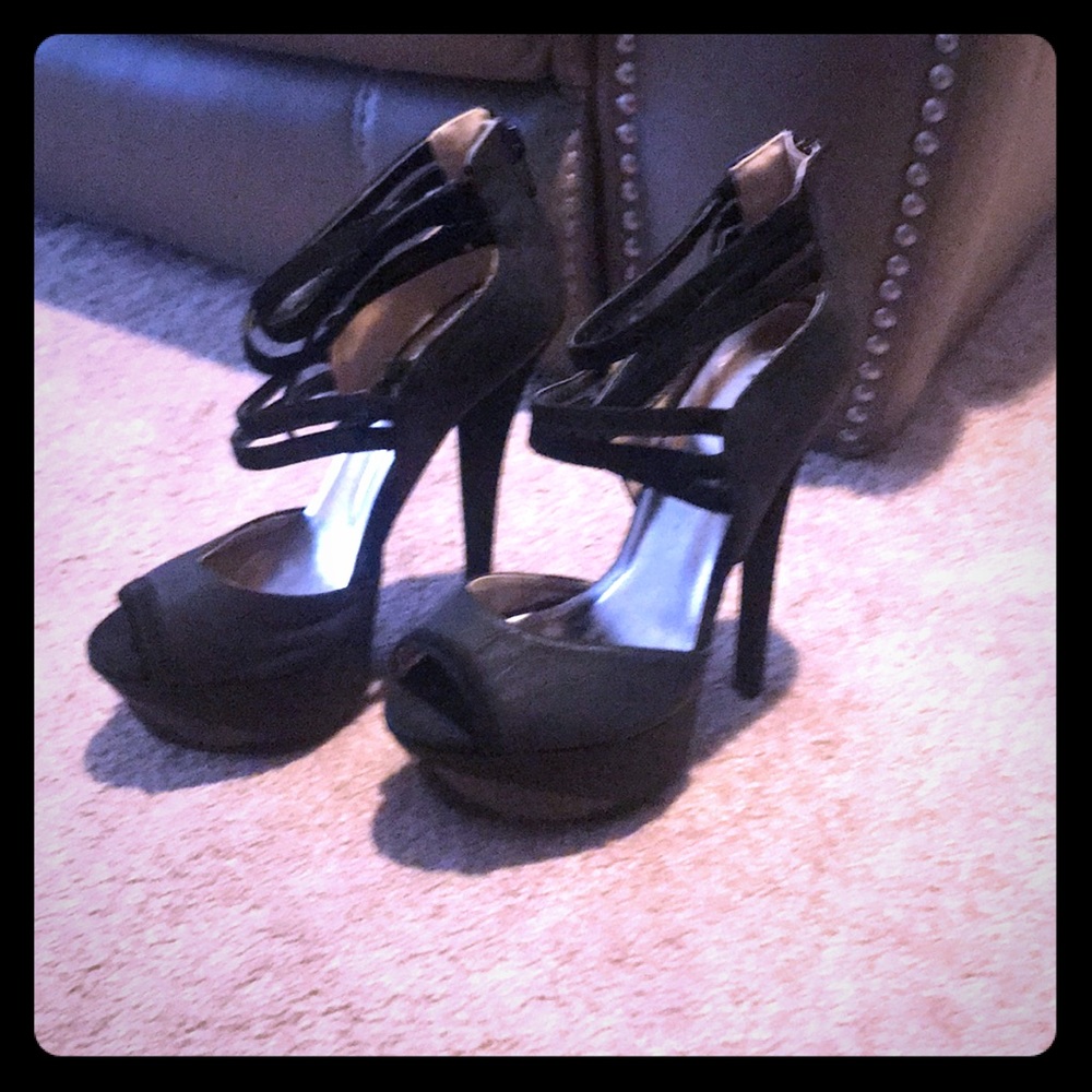 Qupid black heels with zipper in back